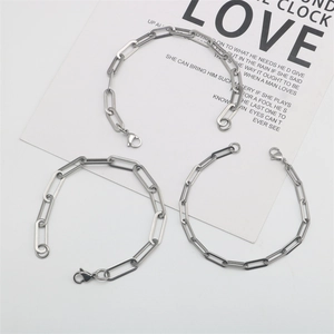 Minimalistische silberne Büroklammer-Gliederarmbänder in drei Breiten mit Karabinerverschluss