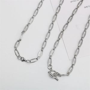 Collana minimalista in acciaio inossidabile a rombi con elegante chiusura a barra
