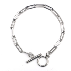 Minimalistisches Edelstahl-Gliederarmband mit OT-Verschluss auf weißem Hintergrund