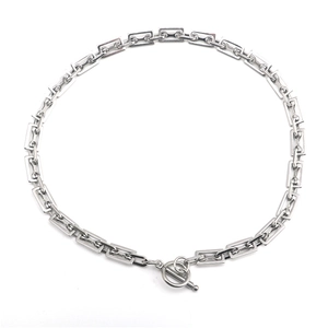 Collana a catena geometrica in acciaio inossidabile con chiusura a barretta a T