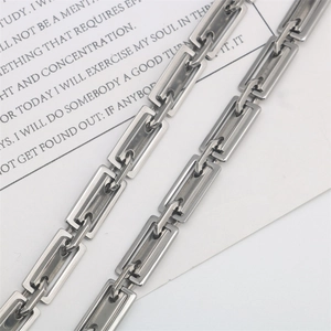 Collana in acciaio inossidabile con maglie geometriche cave e finitura opaca moderna