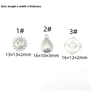 Detalle de tres colgantes de acero inoxidable con motivos de sol y dimensiones