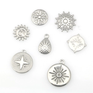 Colgantes Celestiales de Acero Inoxidable Sol Luna Estrella Charms para Joyería DIY Punk Tono Plateado Accesorios Grabados