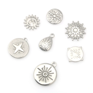 Colgantes solares de acero inoxidable con motivos de estrellas para joyería artesanal