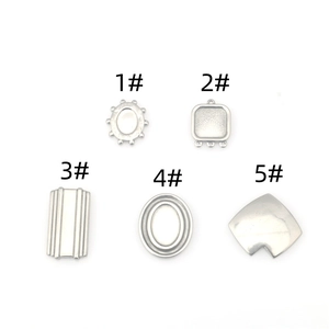 Detalle de 5 dijes geométricos únicos de acero inoxidable para joyería artesanal