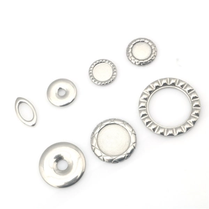 Set aus silbernen Edelstahl-Anhängern und Ringen für die DIY-Schmuckherstellung