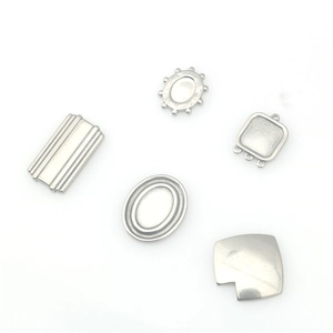 Cinco colgantes surtidos de acero inoxidable de forma irregular para joyería DIY