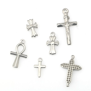 Set de colgantes de cruz de acero inoxidable con estilos Ankh y crucifijo en fondo blanco