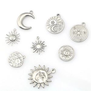 Lot de 8 pendentifs célestes en acier inoxydable avec soleil, lune et étoiles pour DIY