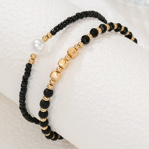 Set de tobilleras de estilo bohemio con cuentas negras, perlas blancas y esferas de cobre dorado