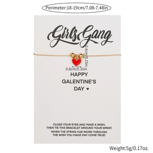 Zartes goldenes Herz-Armband für Damen auf einer Happy Galentine's Day Displaykarte