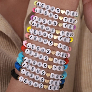 Détail de bracelets en perles Heishi colorées avec perles de lettres Jesus Saves You