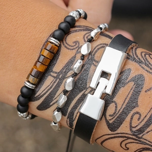Dettaglio del bracciale da uomo con occhio di tigre, onice e pelle con chiusura in metallo