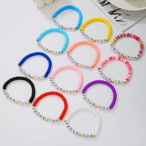 Set de 12 bracelets en perles heishi colorées avec breloques cœur et lettres