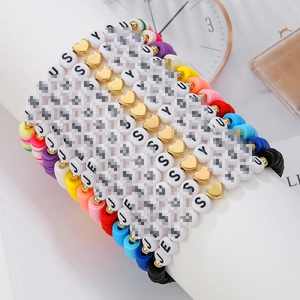 Lot de 12 bracelets en argile polymère colorée avec perles lettres et cœurs dorés