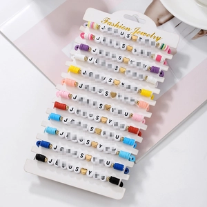 Lot de 12 bracelets colorés en perles d'argile avec cœurs et message Jesus Love You