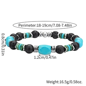Detail van kralenarmband met turquoise, lavasteen en zilveren afstandhouders op witte achtergrond