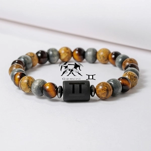 Primer plano de pulsera Géminis con cuentas de ojo de tigre y piedras naturales
