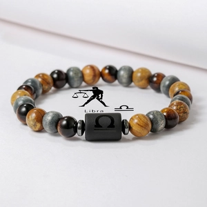 Detalle macro de la pulsera del zodiaco Libra en piedras naturales con cuentas ojo de tigre