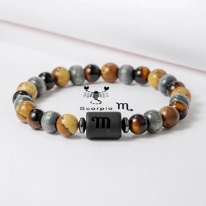 Primer plano de pulsera Escorpio de cuentas con ojo de tigre amarillo y piedras naturales