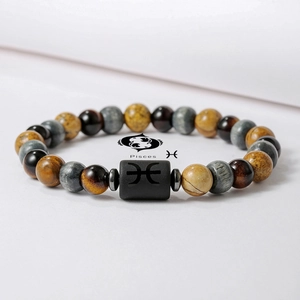 Detalle de pulsera del zodiaco Piscis con piedras naturales, ojo de tigre y grabado