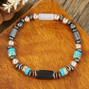 Handgemaakte kralenarmband met turkoois, kokosnoot en lapis lazuli op hout