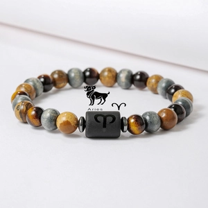 Detalle de la pulsera Aries con ojo de tigre y piedras naturales sobre fondo blanco
