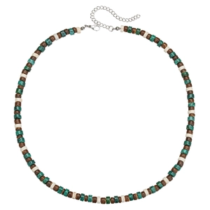Collar bohemio para hombre con cuentas de turquesa y discos de coco sobre fondo blanco