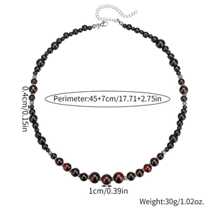 Collana da uomo con perle occhio di tigre rosso e grani neri su sfondo bianco
