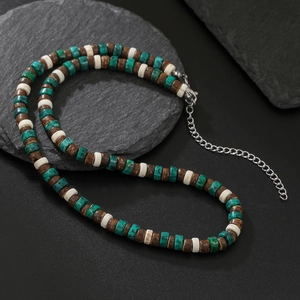 Collar bohemio para hombre de cáscara de coco con cuentas turquesas sobre piedra negra