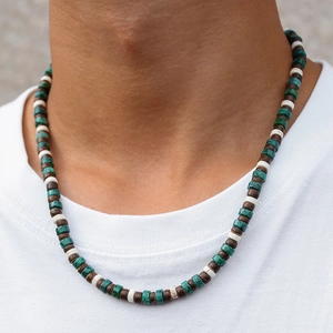 Primer plano de collar bohemio para hombre con cuentas de coco y textura turquesa