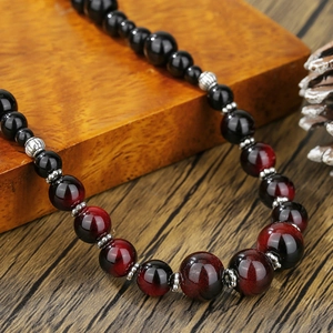 Collana hip-hop da uomo in occhio di tigre rosso e perle nere con dettagli in argento