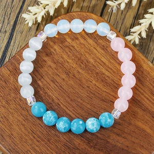Bracciale di perline con pietre blu marmorizzate, rosa e bianche su base di legno