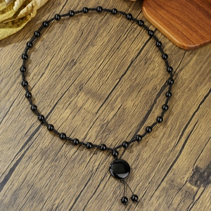 Retro-gotische Kette mit schwarzen Onyxperlen, rundem Anhänger und Quasten-Detail