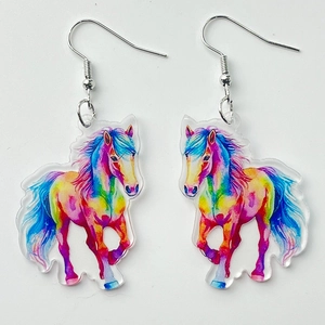 Détail de boucles d'oreilles cheval arc-en-ciel en acrylique avec crochets en argent