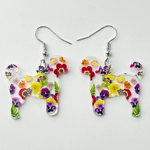 Boucles d'oreilles chien en acrylique avec fleurs séchées colorées et crochets argent