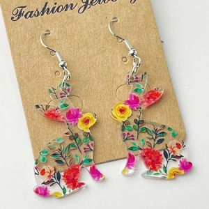 Vue détaillée des boucles d'oreilles en acrylique en forme de lapin à motif floral
