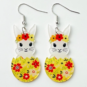 Süße Oster-Ohrringe aus Acryl mit Hasen und Blumen-Eierschalen-Muster auf Weiß