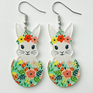 Details von Oster-Ohrringen aus Acryl mit Hasenmotiven und Blumenkränzen auf Weiß