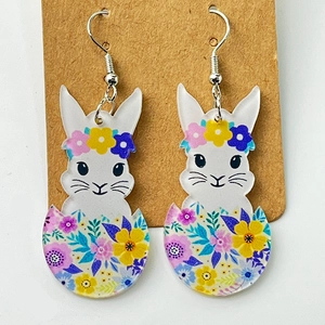 Details der Osterhasen-Ohrringe aus Acryl mit Blumenei-Design und Silberhaken
