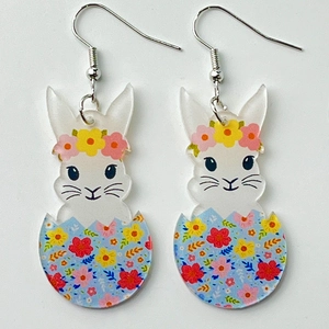 Detailansicht der Osterohrringe aus Acryl mit Osterhase und buntem Blumen-Ei-Motiv