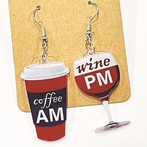 Pendientes asimétricos de acrílico con diseños de taza de café AM y copa de vino PM