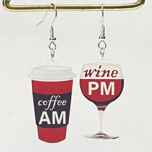 Detalle de pendientes creativos de acrílico con diseños de taza de café y copa de vino