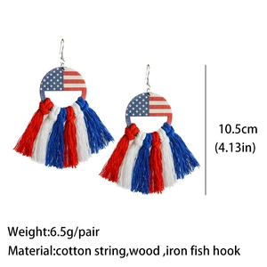 Détail des boucles d'oreilles drapeau USA montrant une hauteur de 10,5 cm et franges