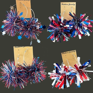 Vues détaillées des boucles d'oreilles créoles pompon patriotes rouge, blanc et bleu