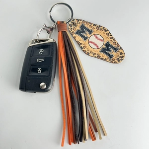 MOM Schlüsselanhänger mit Leopardenmuster, Baseball-Design und bunten Lederquasten