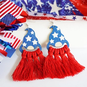 Détail de boucles d'oreilles gnome drapeau américain avec pompons rouges et étoiles