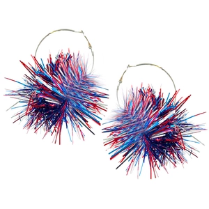 Détail de boules scintillantes rouge blanc bleu sur grandes créoles pour la fête