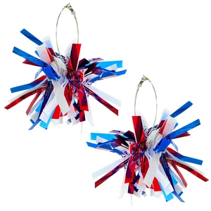 Détail de boucles d'oreilles feu d'artifice bleu blanc rouge avec grands anneaux argentés