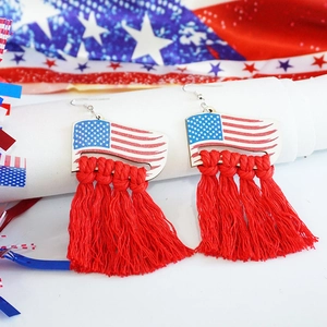Boucles d'oreilles drapeau américain avec motifs d'étoiles et longs pompons rouges